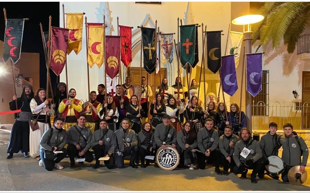 Banderines de las diferentes comparsas  de Moros y Cristianos de Benissa